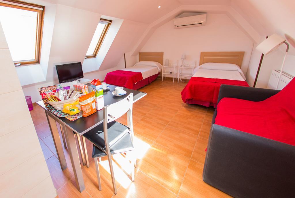 Apartamentos Madrid Centro Exterior photo