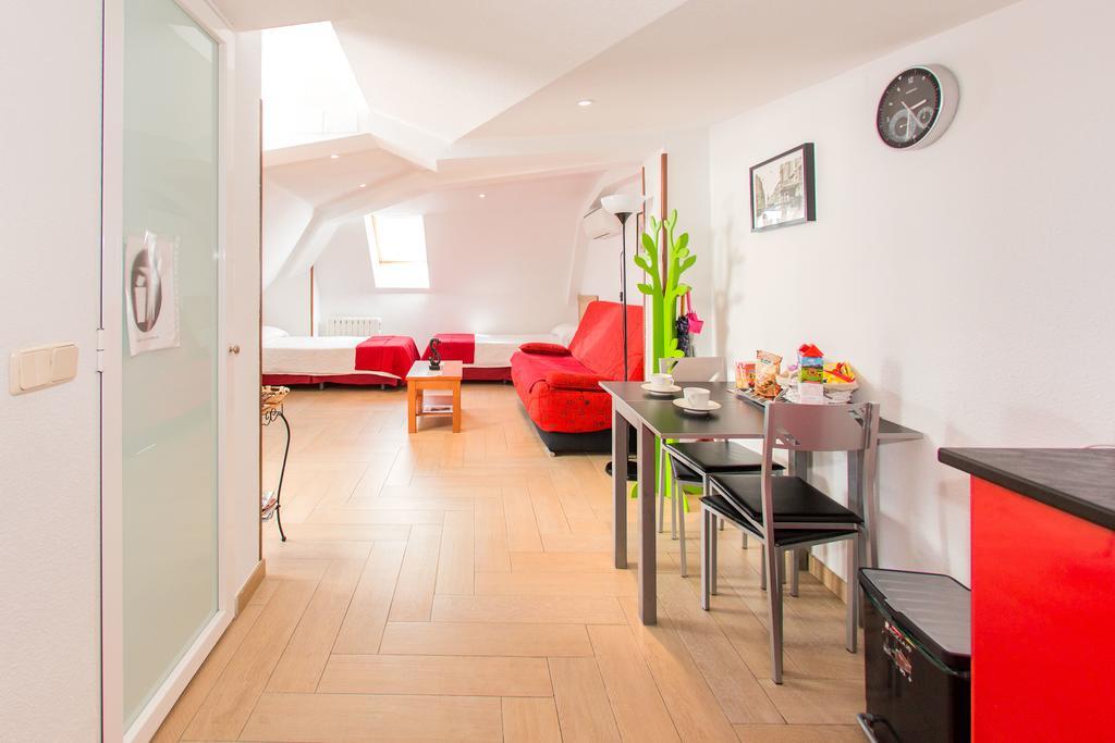 Apartamentos Madrid Centro Exterior photo