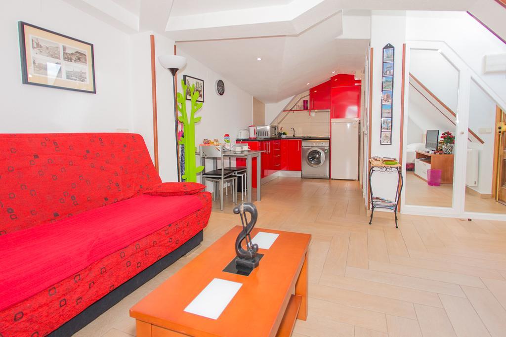 Apartamentos Madrid Centro Exterior photo